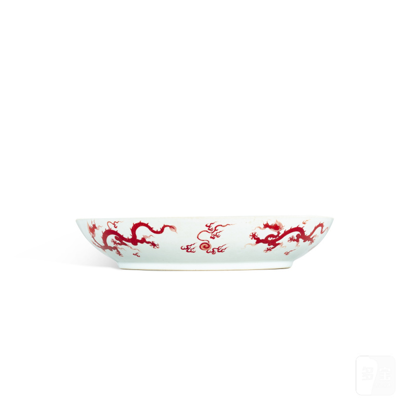 An iron-red-decorated 'dragon' dish, Qing dynasty, Kangxi period | 清康熙 礬紅龍紋青花雲頭紋盤 《大明成化年製》仿款 - 图3